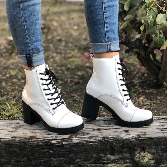 White patent ankle bootie - Picture 6 of 7